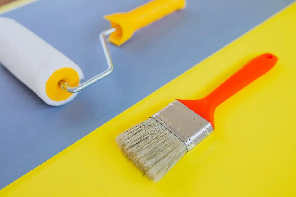 Aplicando pintura profesional en una de nuestras casas reformadas en Cuenca.